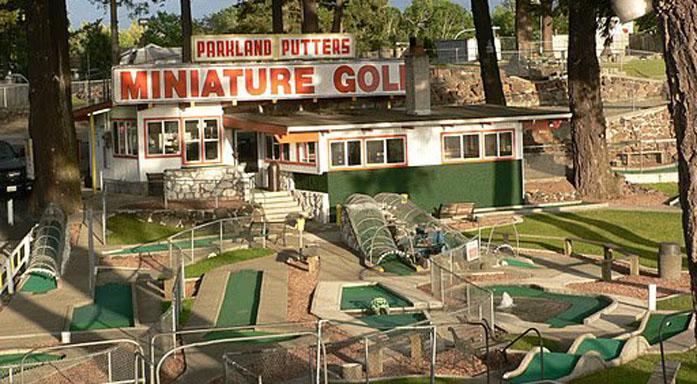 The miniture golf shop and the start of the courses
